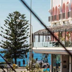 Bondi Beach Hall · Charming Beachside Art Deco Apartment