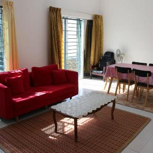 Homestay Indah Puteri KLIA (semi-d house)