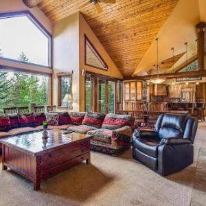 Luxurious Mountain Chalet-Hot Tub Sleeps Up To 16