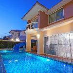 Villa Sunshine  7 BR sleeps 17 in Jomtien Beach