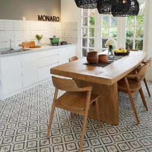 Villa Memory - Modern white open kitchen