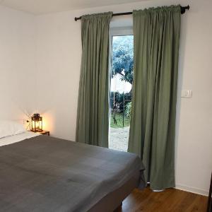 Cape Town One-Bedroom Apartment Izola ALM1