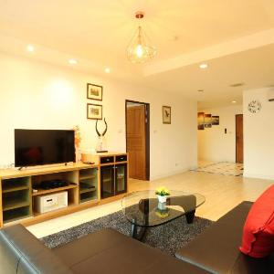 2BR. Spacious 140 Sqm BTS 5 min Central Located