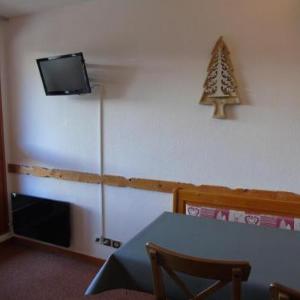 Studio cosy à 100m des pistes et commerces balcon draps inclus parking gratuit - FR-1-561-64