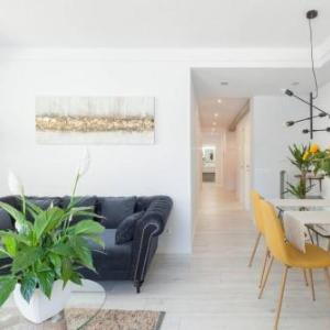 NEW Gorgeous Central Apartment - Beachfront - 3 BD