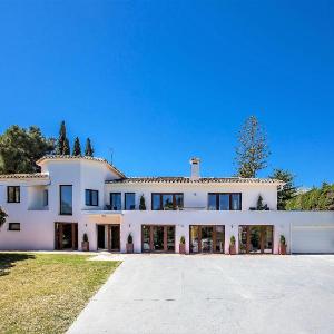 7 BR VILLA BY PUERTO BANUS AND THE SEA