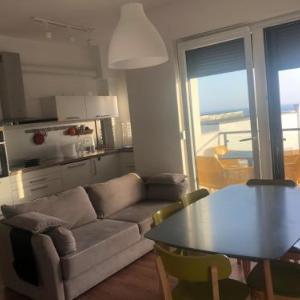 White Rocks - Spacious and cute apartment by the sea