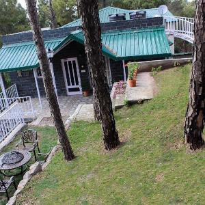 Pine Crest East Menage- A picturesque hideaway