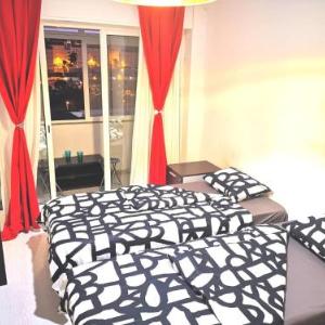 Twin Beds BedRoom sharing Wifi and Ac 300 meters from Station