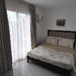 Attractive Riverside 1 Bedroom Unit w/ Balcony 