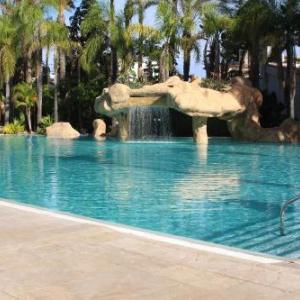 Apartamento en Hotel Guadalpin con piscina y terraza
