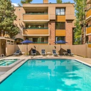 Designer 2 BR on River with Pool - Walk to Town!