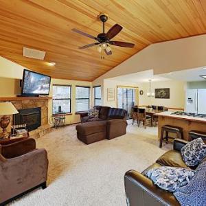 Serene Condo with Pool & Private Hot Tub Near Golf condo