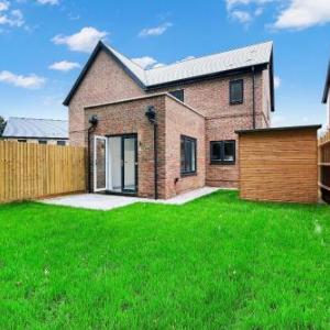 Bracknell Modern and Outstanding 4 Bedroom House sleeps 8