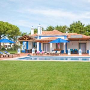 Olhos de Agua Villa Sleeps 6 with Pool and Air Con