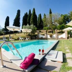 Santa Lucia Villa Sleeps 8 with Pool Air Con and WiFi