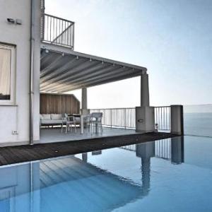 Scafa Villa Sleeps 8 with Pool Air Con and WiFi