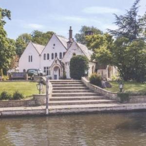 Charming 6-Bed Villa in Staines