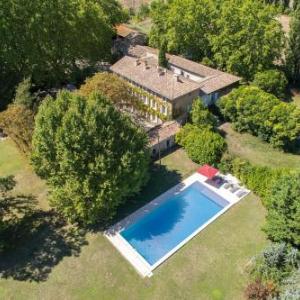 L'Isle-sur-la-Sorgue Chateau Sleeps 15 with Pool Air Con and WiFi