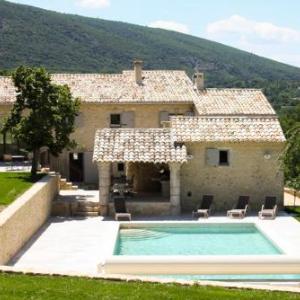 Bonnieux Villa Sleeps 8 with Pool and WiFi