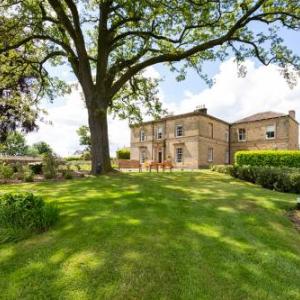 Emley Chateau Sleeps 17 with WiFi