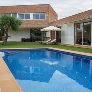 Calafell Villa Sleeps 8 with Pool and Free WiFi