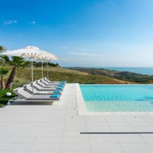 LocalitaCamemi Superiore Villa Sleeps 6 with Pool Air Con and WiFi