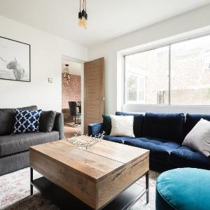 The Century Chalet - Contemporary 2BDR Townhouse with Parking