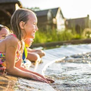 3 King Suites + Lakefront w/ Dock Pools & Mini Golf – Perfect Family Getaway Near SDC!