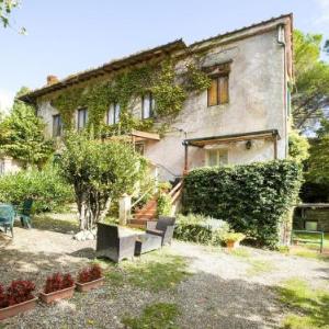 Pretty Apartment in Casole d'Elsa with Jacuzzi