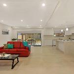 Greenacre Villa 41 - Sydney Modern 5 Bdrm house