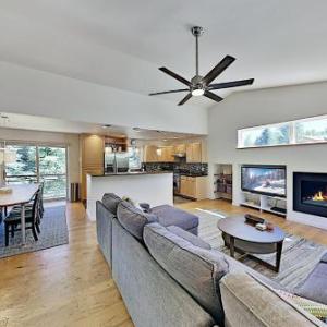 Newly Furnished All-Suite Retreat Near Ski Slopes Duplex