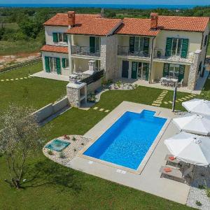 Holiday House with private pool in a quiet location with garden and grill