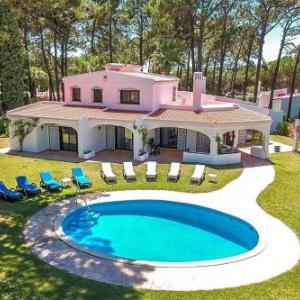 Villa in Vilamoura Sleeps 8 with Pool Air Con and WiFi