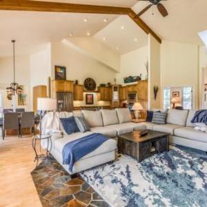 Lavish Retreat - Dual Living Areas & Golf Views home