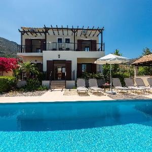 Villa Pyramus with private pool near beaches 