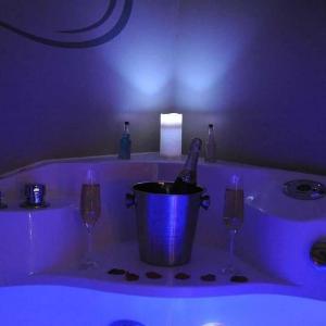 Romantic night. Cocoon with Jacuzzi near Sarlat.