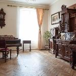 Central Antique 4-room Apartment on Rynok Square