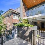 HomeHotelHigh-end 3 Bedroom terrace Free parking Sydney