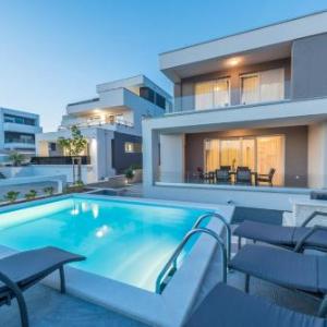 Apartments with pool Villa Zora