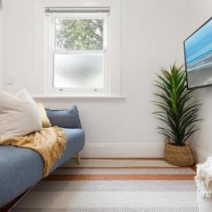 Chic Studio With Patio 20 min From CBD