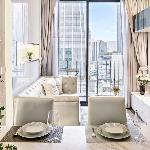 Luxury beautiful 1 bed apt3-min walk to sky train