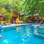 Green Lushy Home 15BR  Sleeps 32 w/Pool&Breakfast