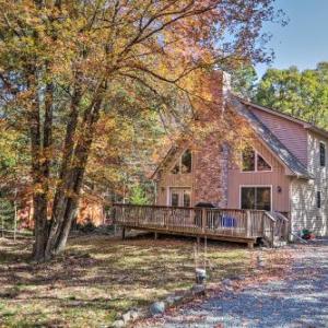 Poconos Cabin with Deck and Pool and Beach Access!