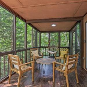 Saw Creek Cabin with 2 Decks and Resort Pool Access