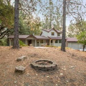 Mountain Retreat with Hot Tub & Pool Table - 1 hour from Squaw Valley Resort!