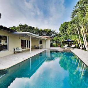 Tropical Retreat - Heated Pool Spa Walk to Beach home