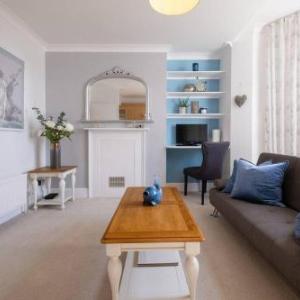 Cosy bright apartment moments from the sea!