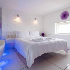Wonderland seafront cottage - relax with sea views