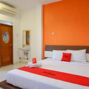 RedDoorz Plus near Ciputra Mall Simpang Lima 2